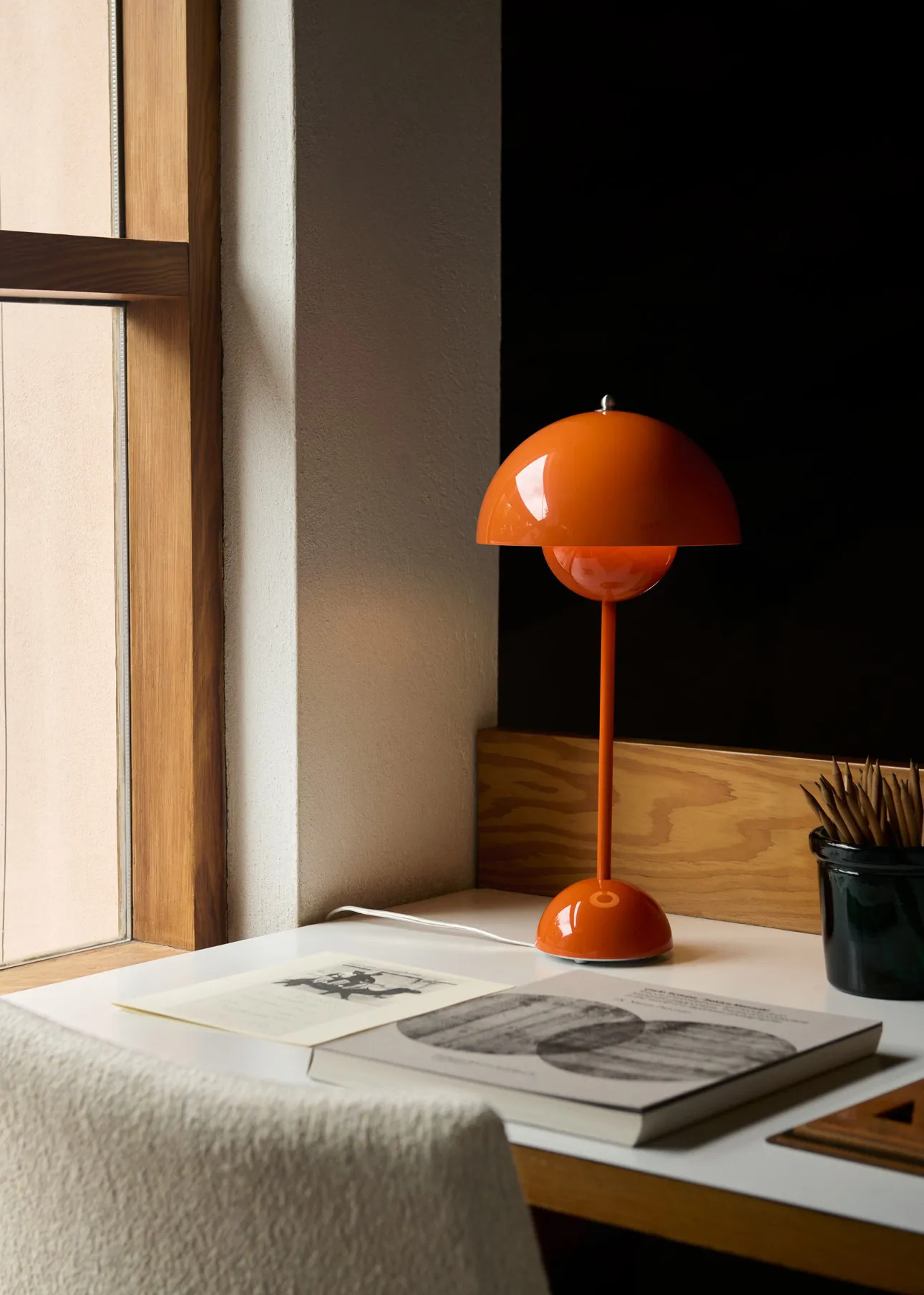 FlowerPot VP3 table lamp, Zesty orange &Tradition