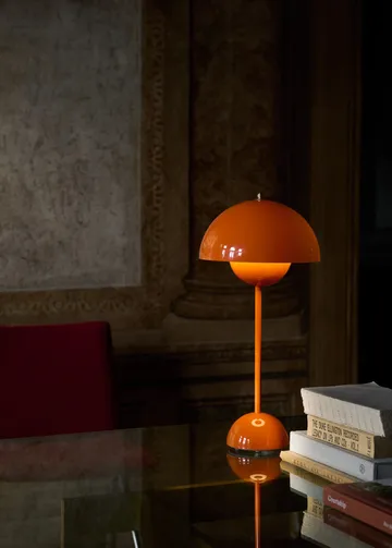 FlowerPot VP3 table lamp - Zesty orange - &Tradition