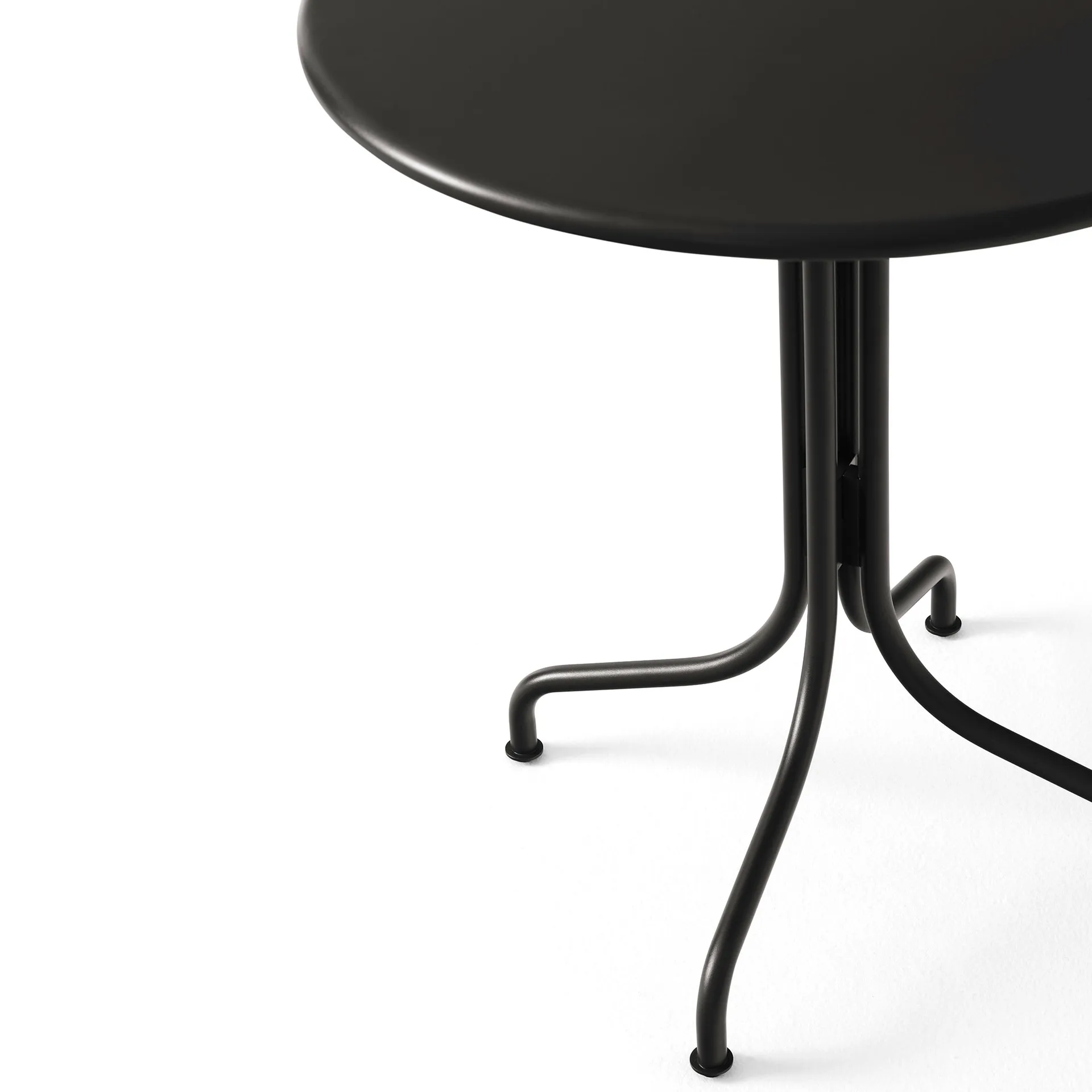 Thorvald SC96 coffee table Ø70 cm, Black &Tradition