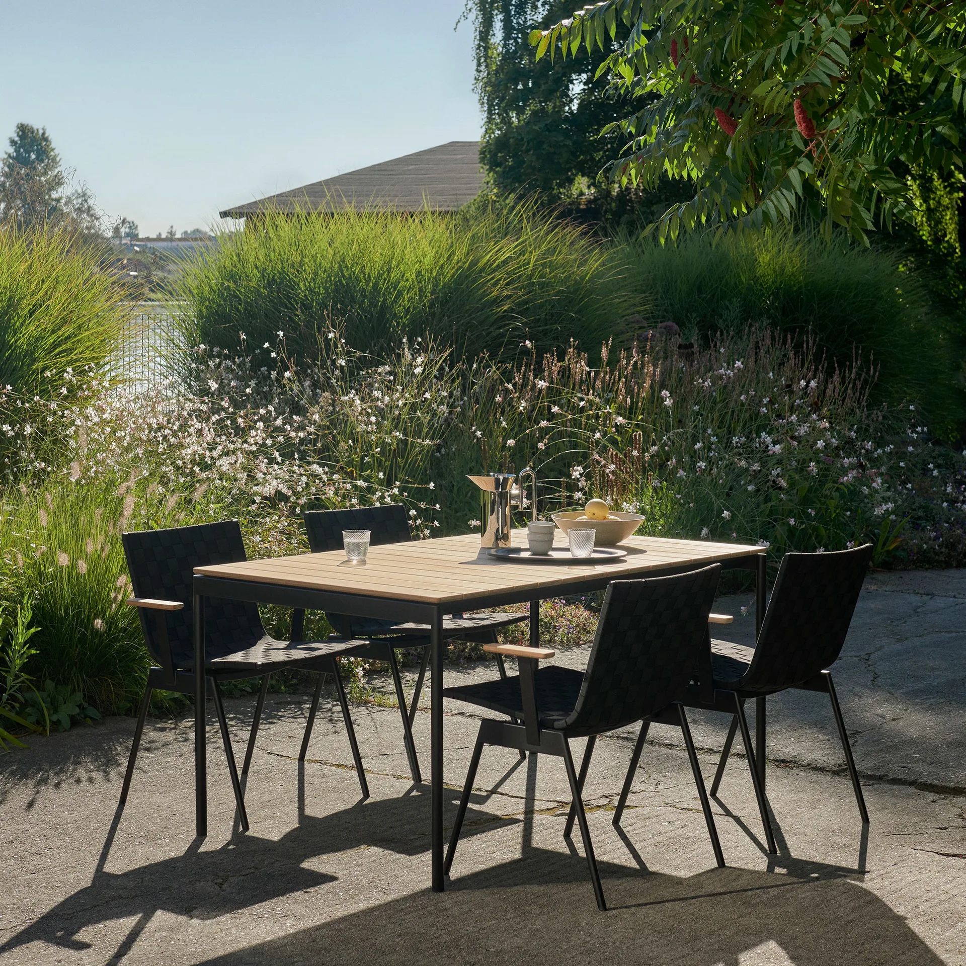 Ville Outdoor AV34 chair, Warm black &Tradition