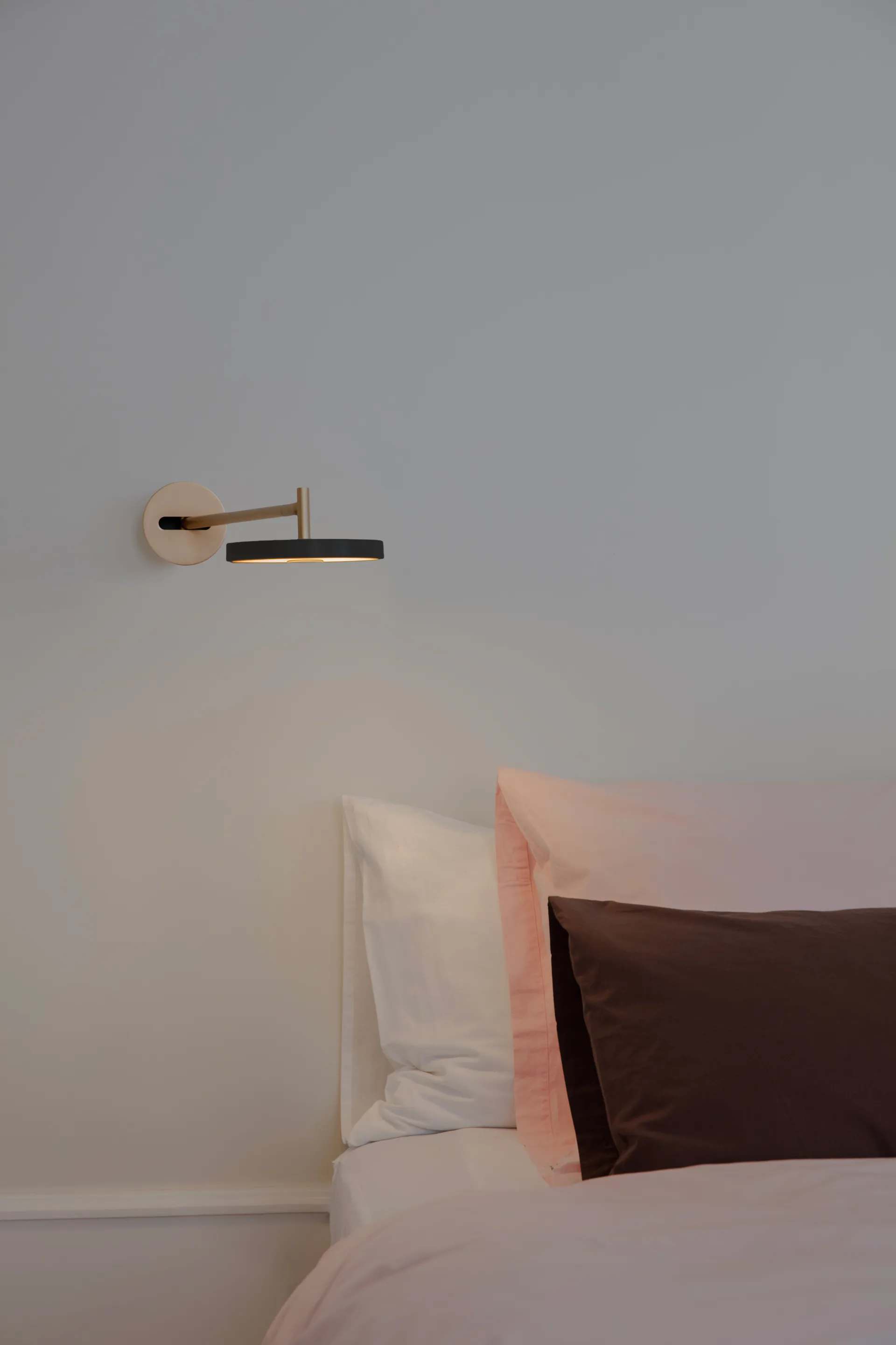 Asteria Wall wall lamp, Long, Black-brass Umage