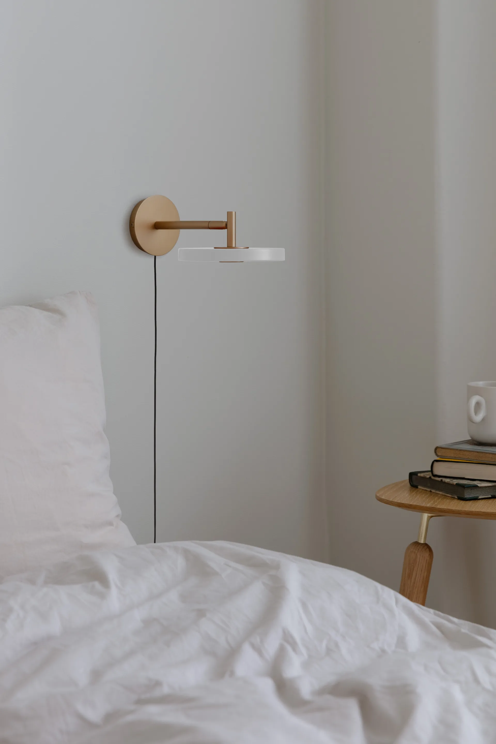 Asteria Wall wall lamp, Short, Pearl white-brass Umage