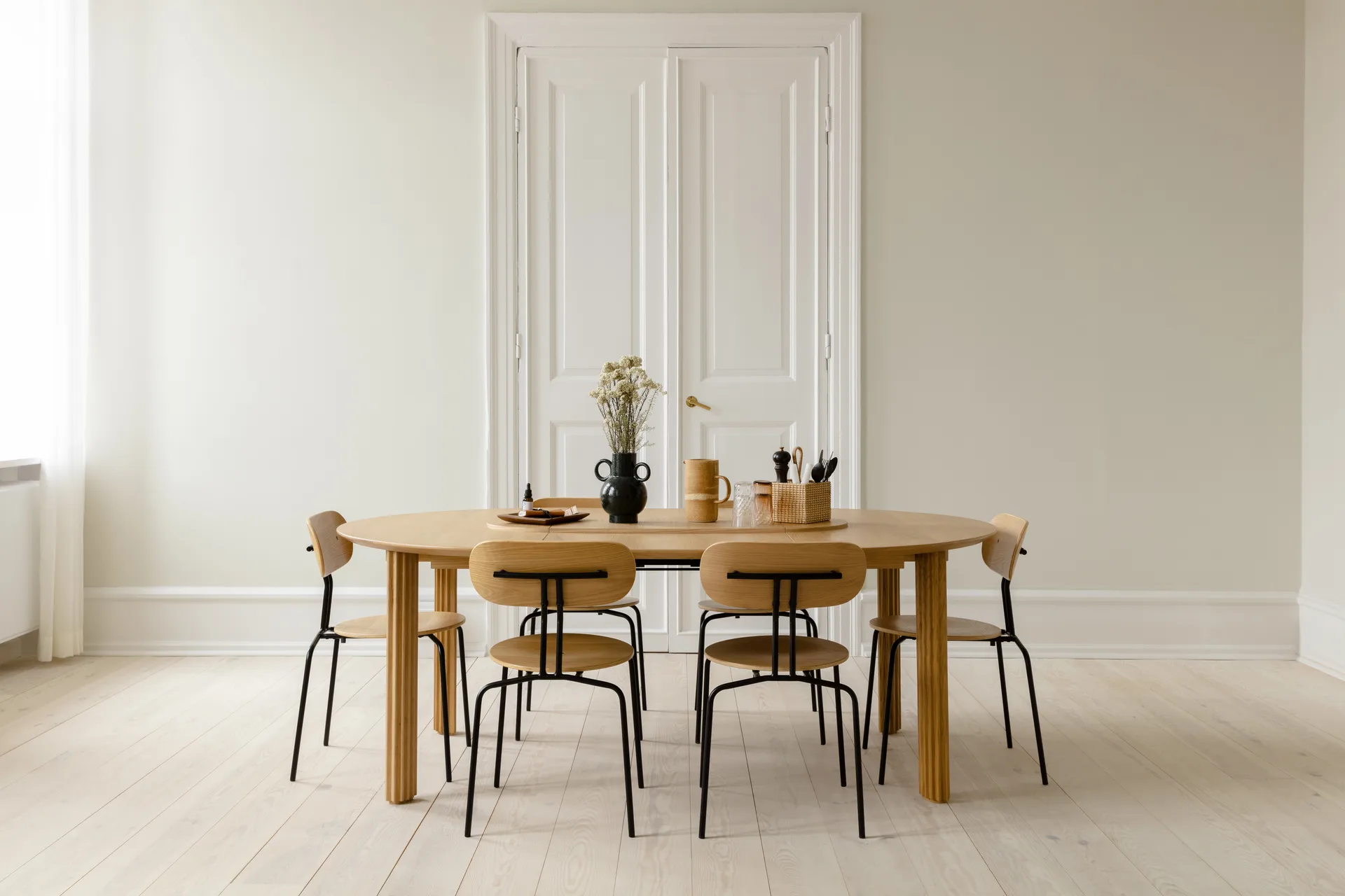 Curious chair, Oak-black legs Umage