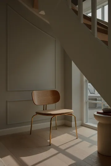 Curious lounge chair - Oak-brass - Umage