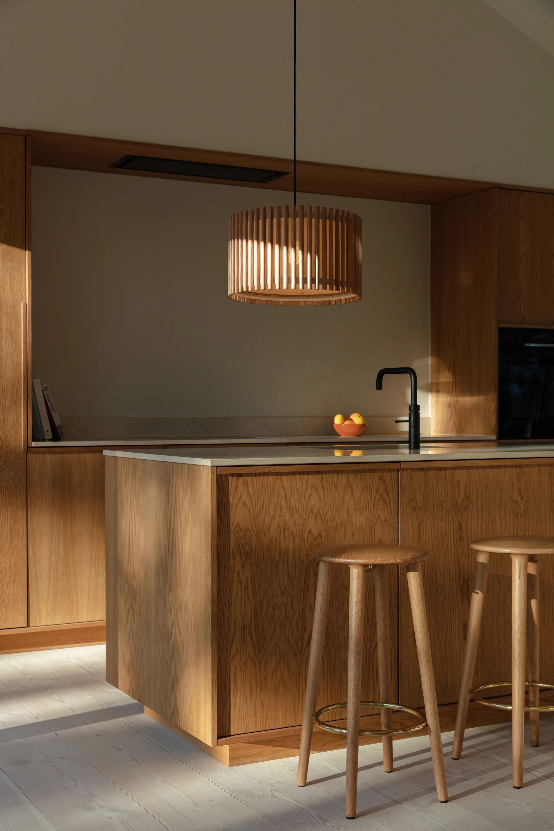 Komorebi pendant medium, Circle oak-black Umage