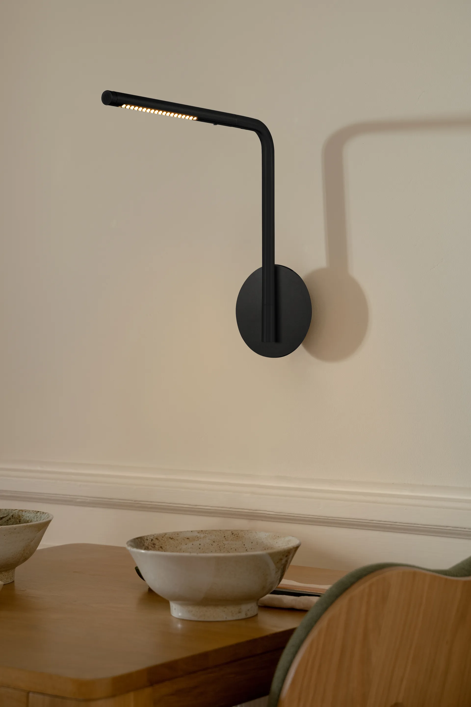 Omni Pivot wall lamp, Black Umage