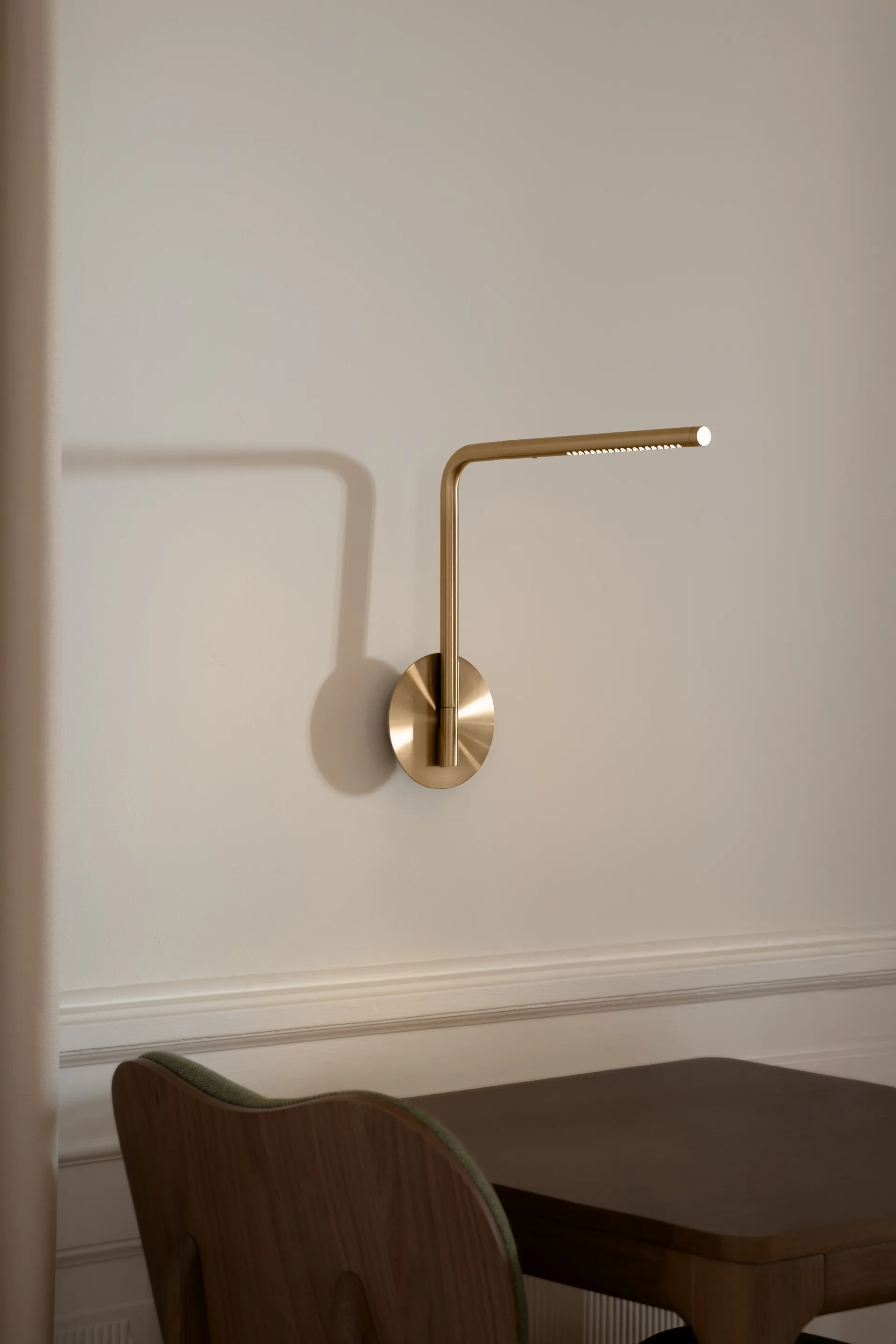 Omni Pivot wall lamp, Brass Umage