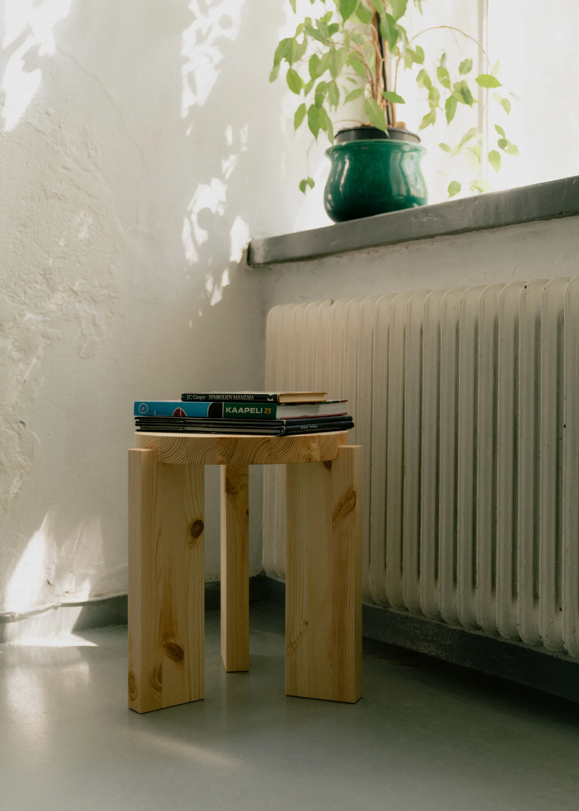 001 Stool stool, Matte oil-waxed pine, Ø40x44 cm Vaarnii