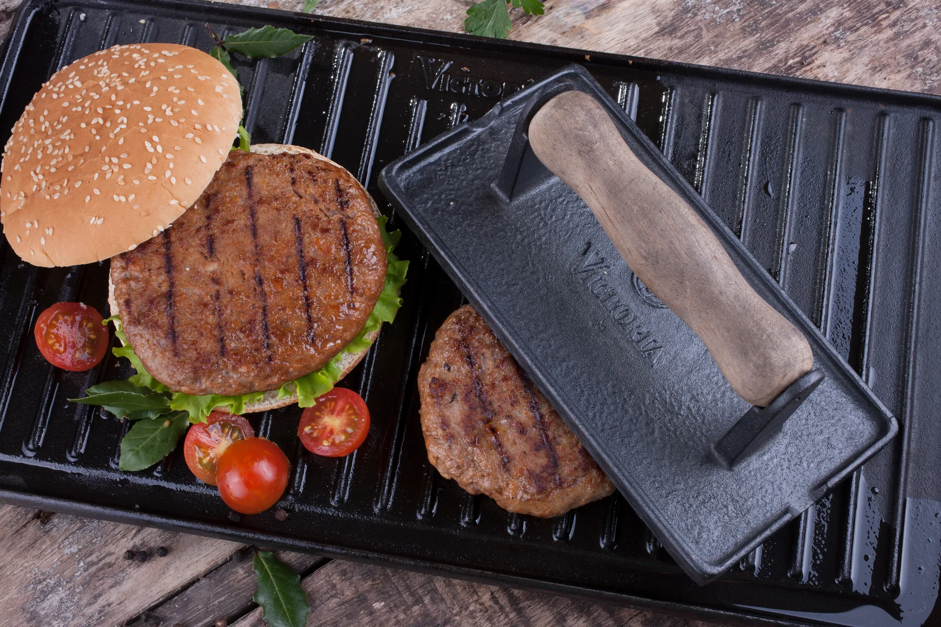 Bacon and grill press cast iron with wooden handle, 21x11 cm Victoria