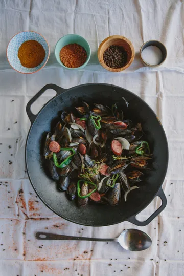 Cast iron wok pan 36 cm - Black - Victoria