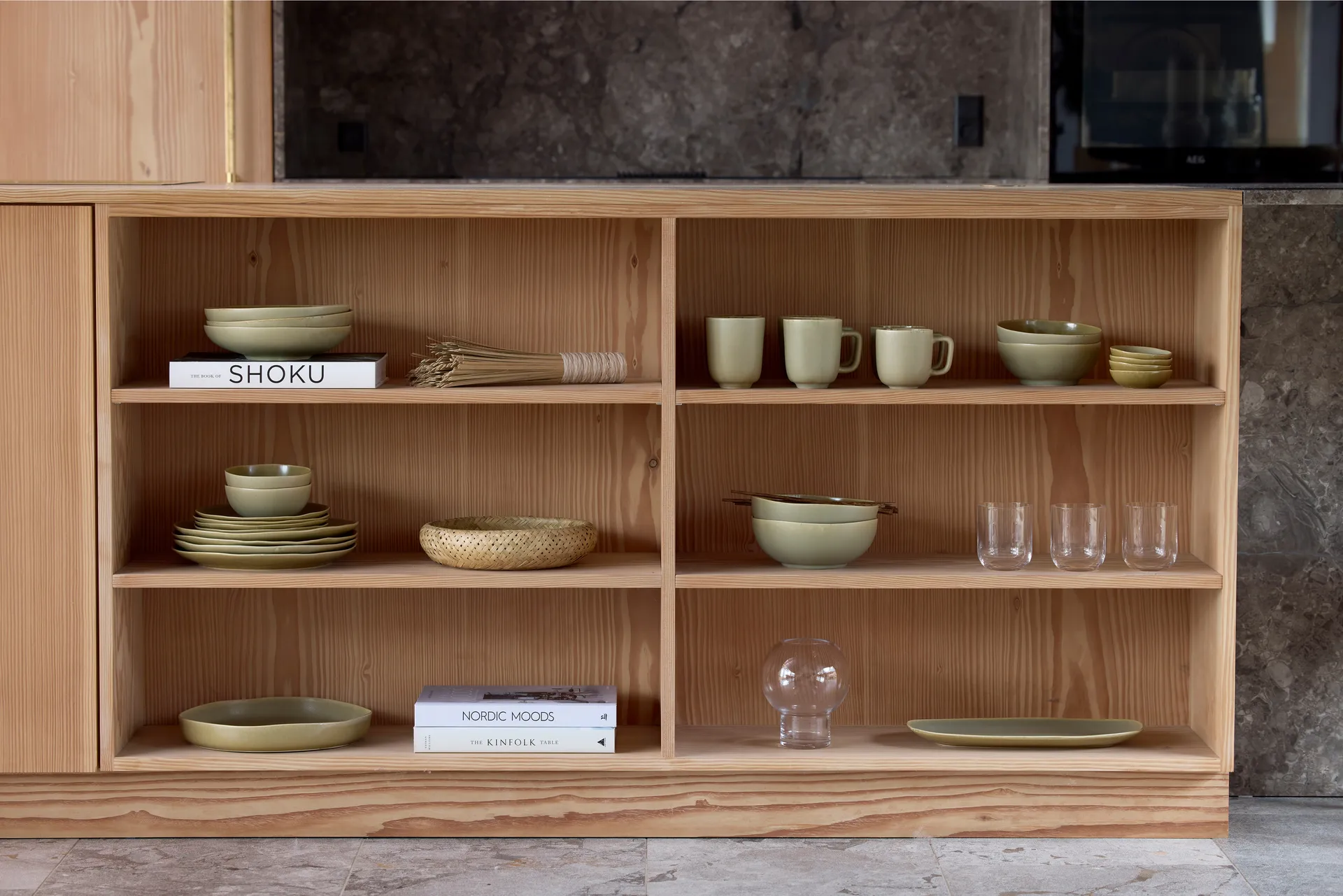 Shoku serving platter Ø28 cm, Pure Green Villa Collection