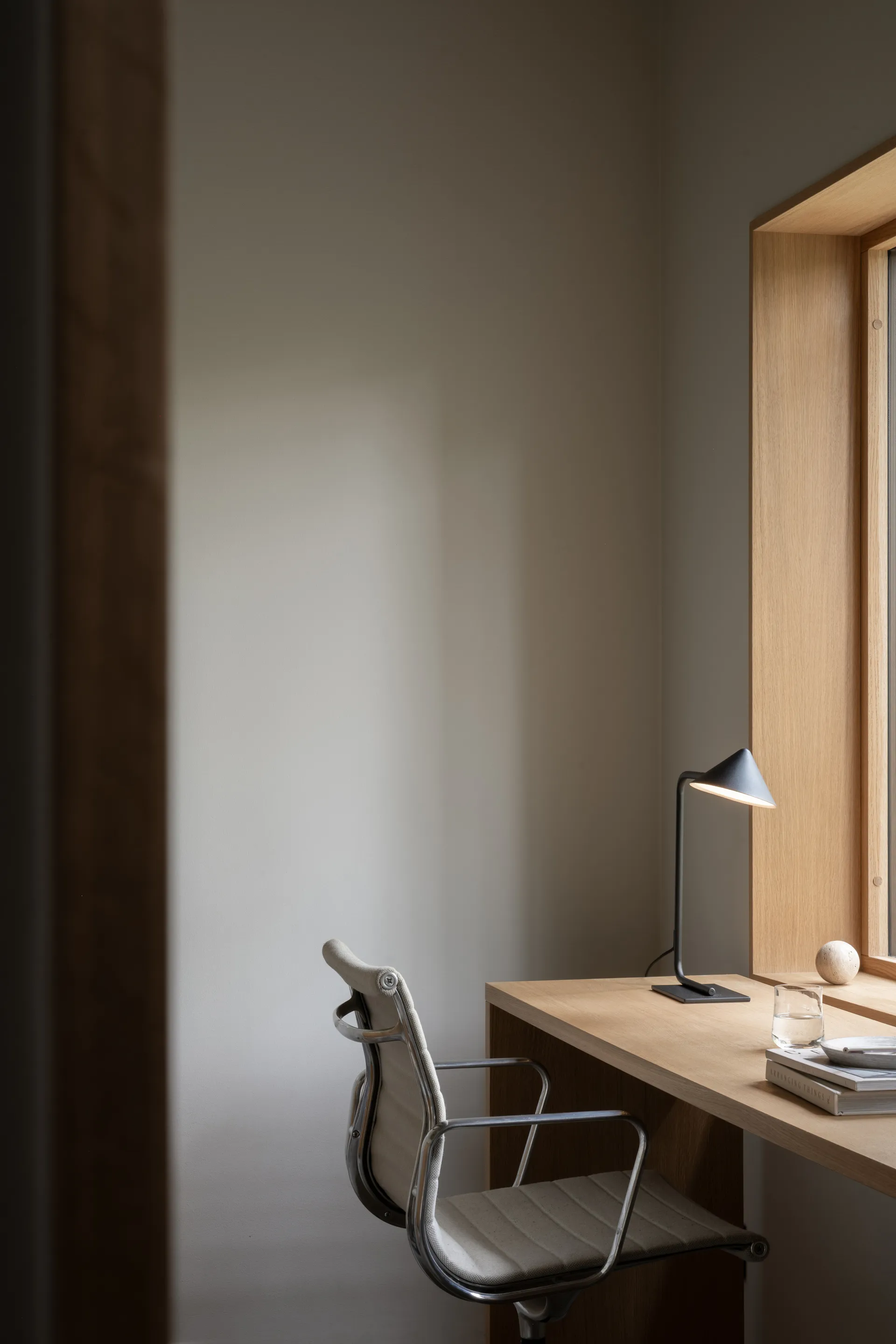 Kuro table lamp, Black, Ø14x40 cm Watt & Veke