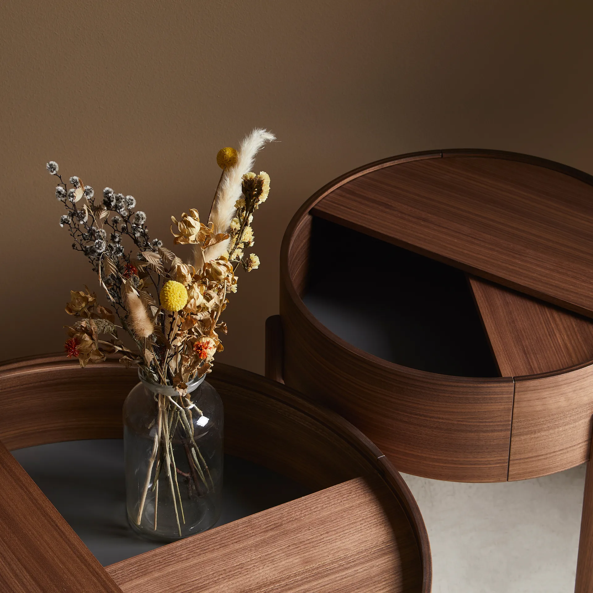 Arc side table, Walnut Woud