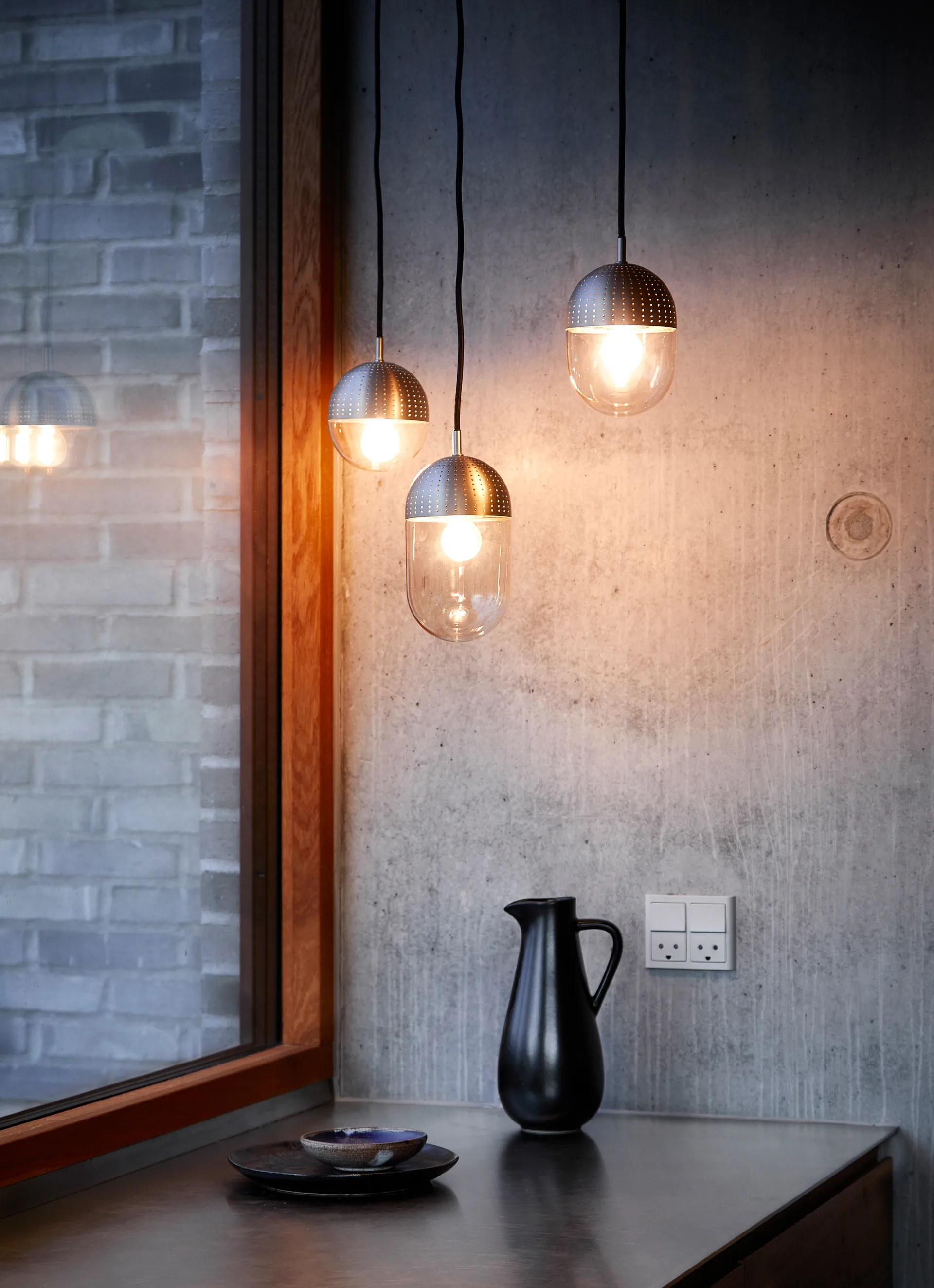 Dot pendant medium, Satin Woud