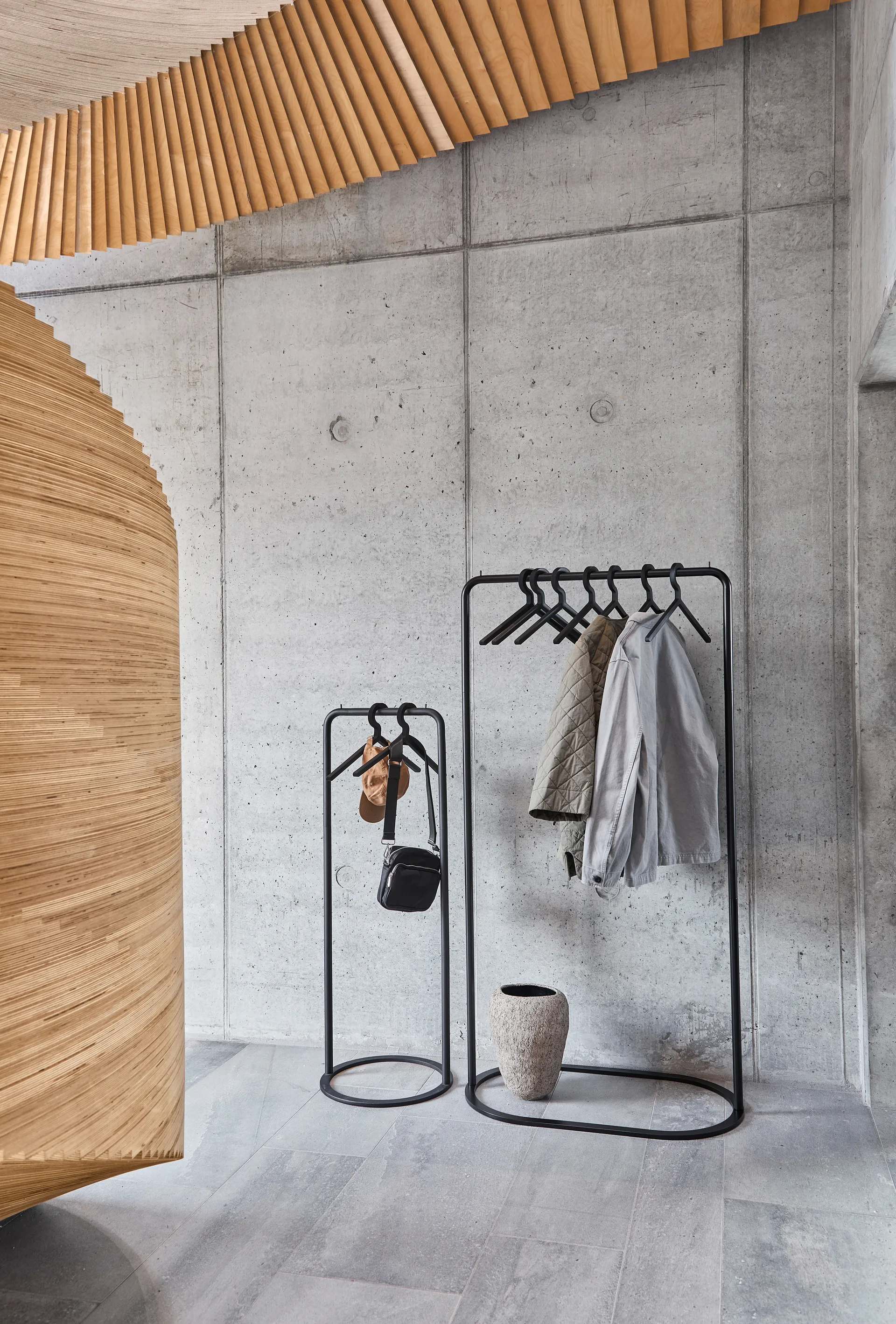 O&O clothes hanger, Large Woud