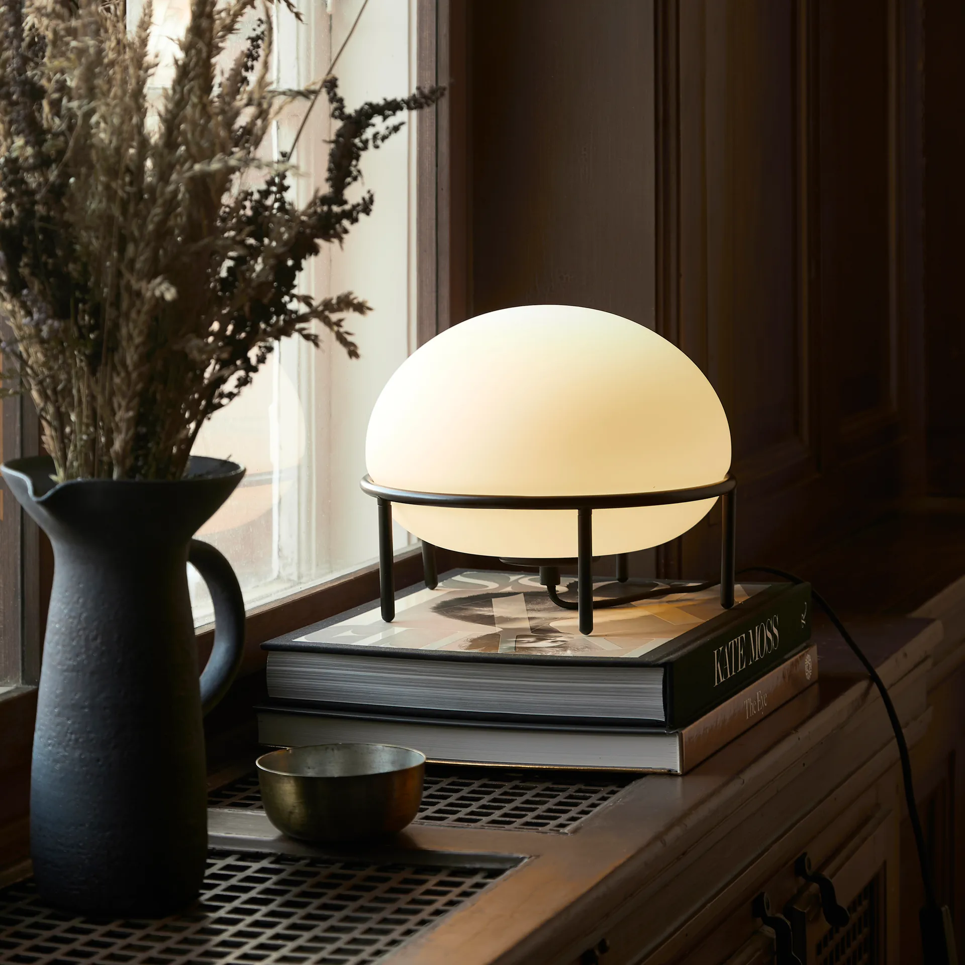 Pump table lamp, black/ opal Woud