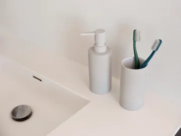 Solo toothbrush mug - Soft Grey - Zone Denmark