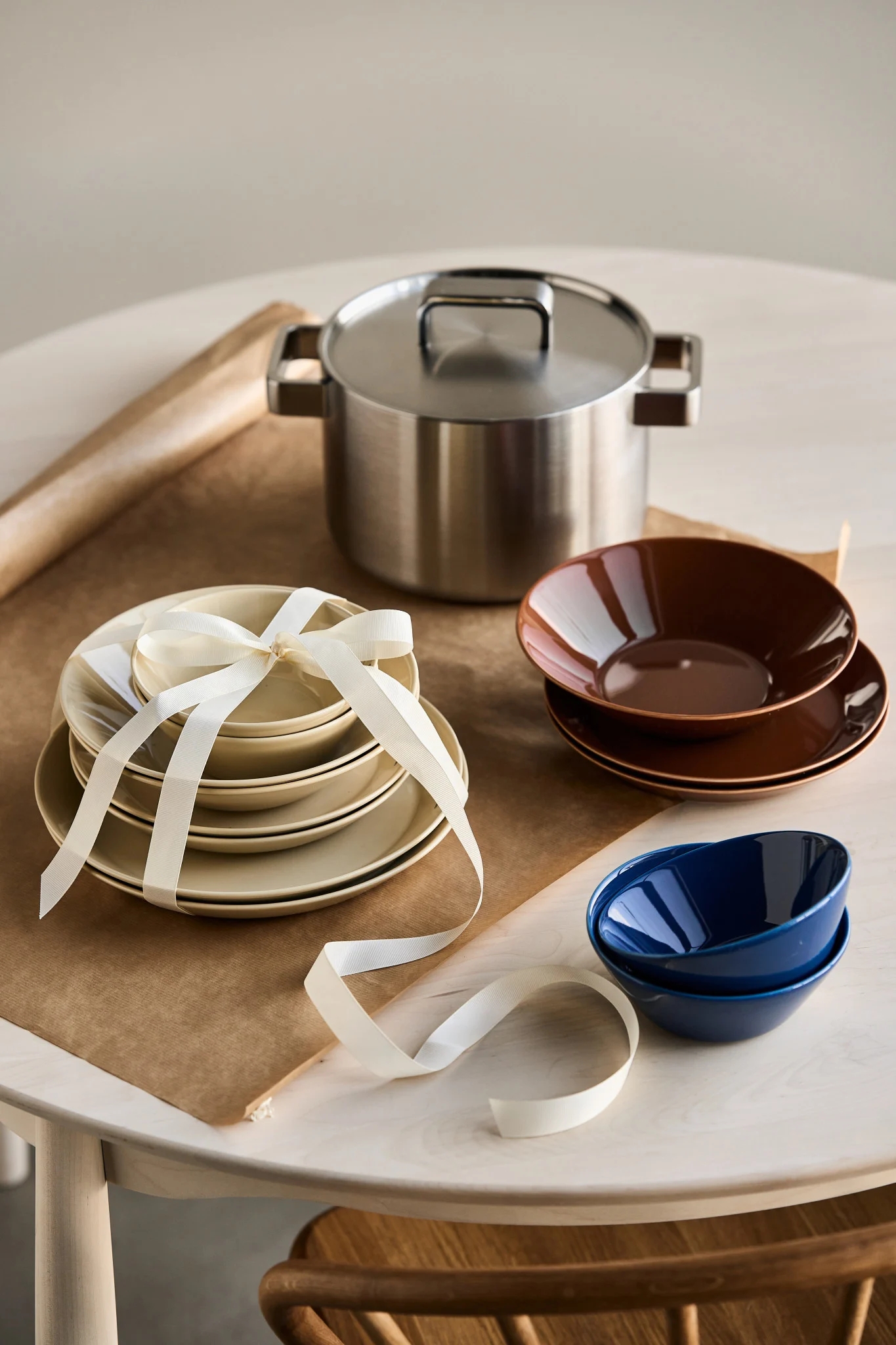 Design gifts for all occasions - here the Teema plates and cups in the colour linen by Iittala.
