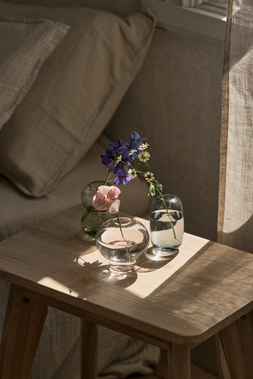 The best vases for small individual flowers are small or mini vases, here you see a selection of the midsummer vases from Orrefors. 