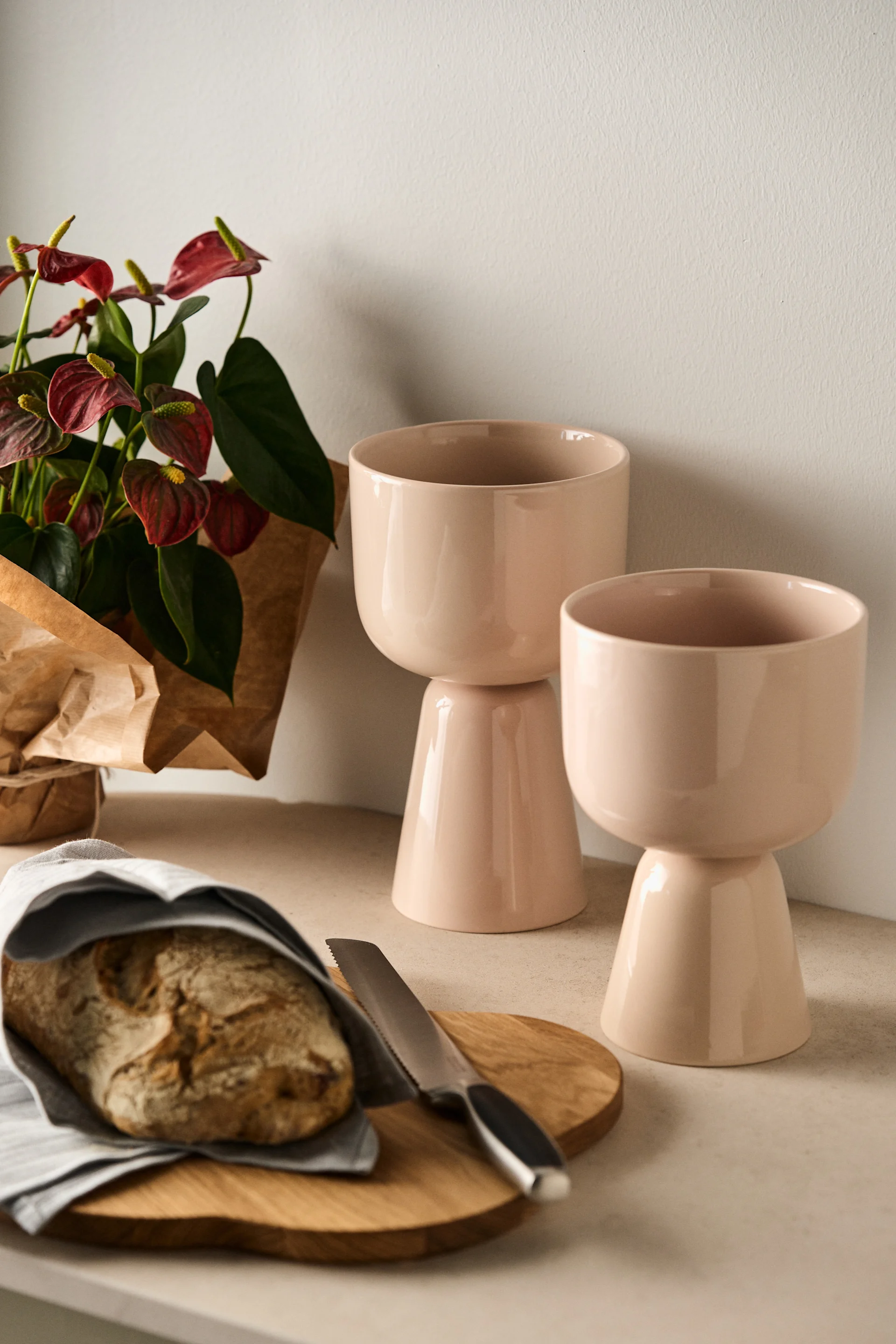 Creative gift ideas for a housewarming - here you see the Nappula plant pots from Iittala and the royal bread knife with the Alvar Aalto tray.