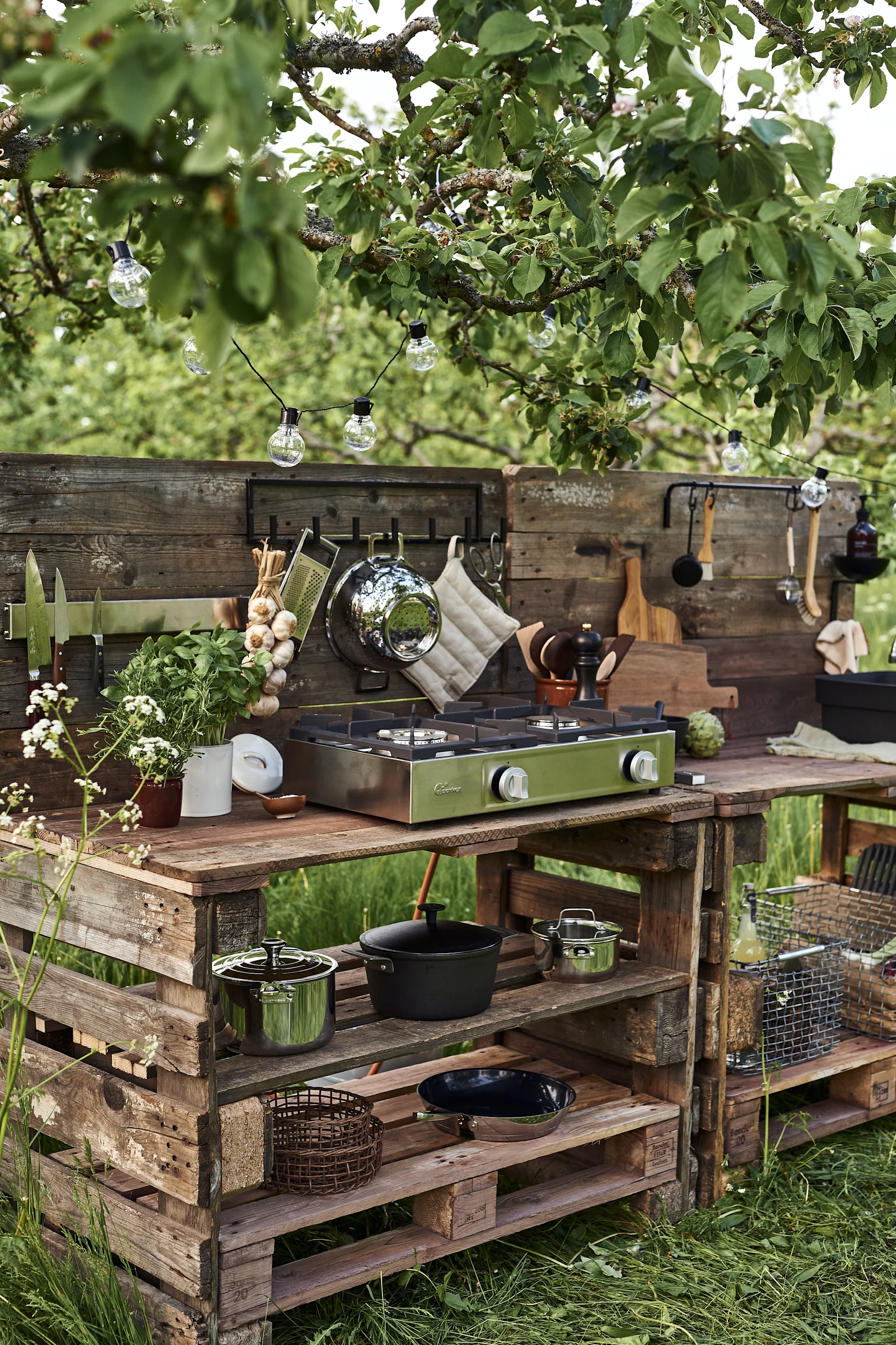 Build your own simple DIY outdoor kitchen from Euro pallets, here you see the cooking station with shelves for your pots and utensils.