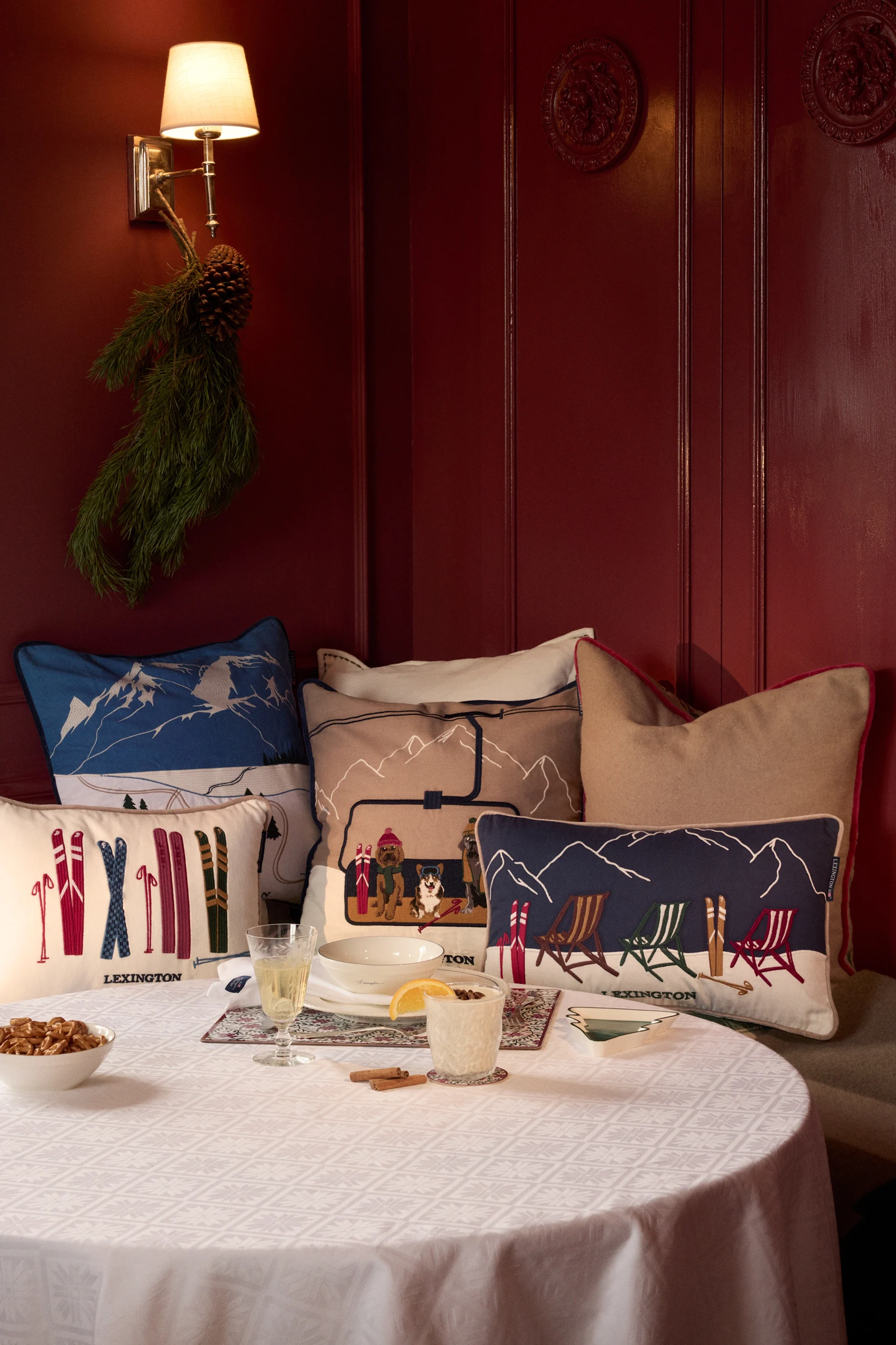 Pillows with a ski resort motif featuring green details that symbolize Christmas decorations 2025.