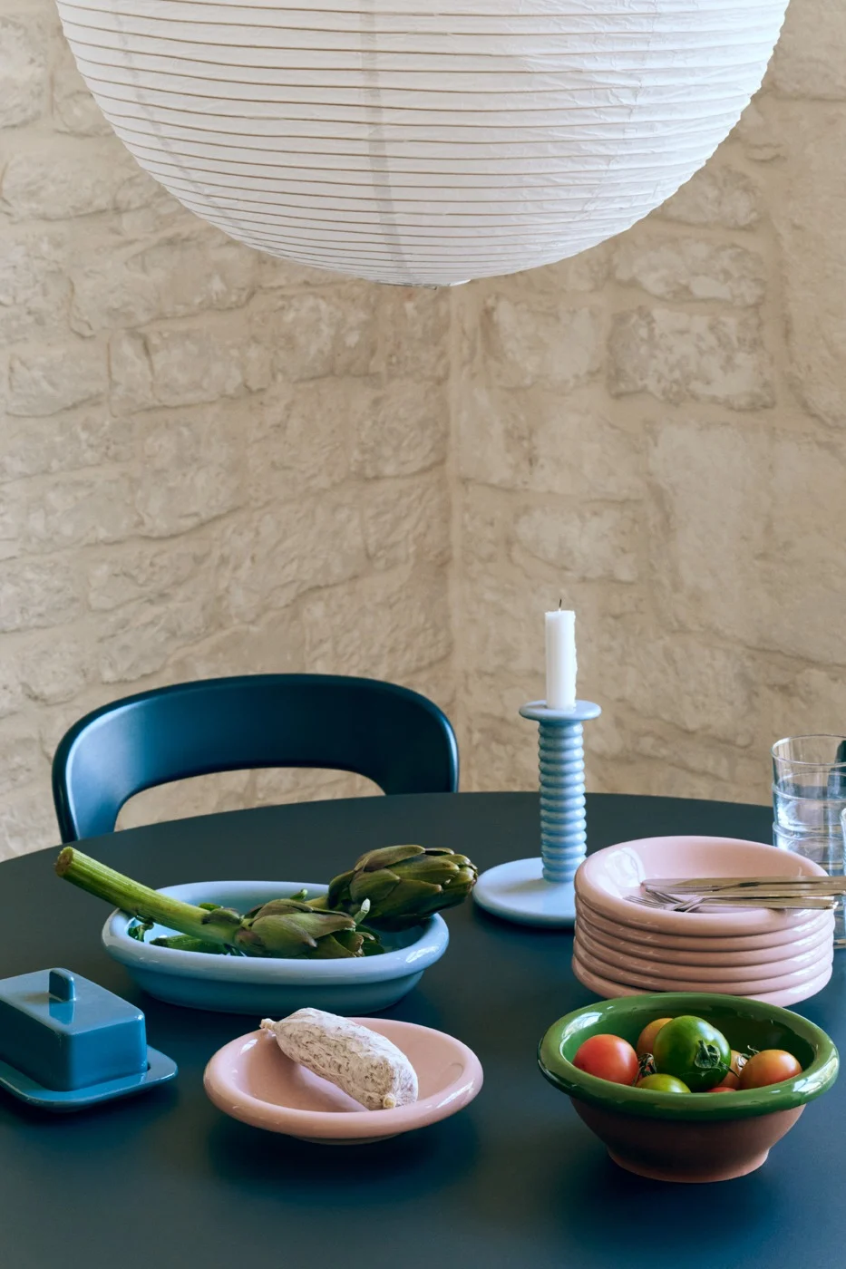 A table with colorful porcelain, reflecting the interior design trends of 2026.