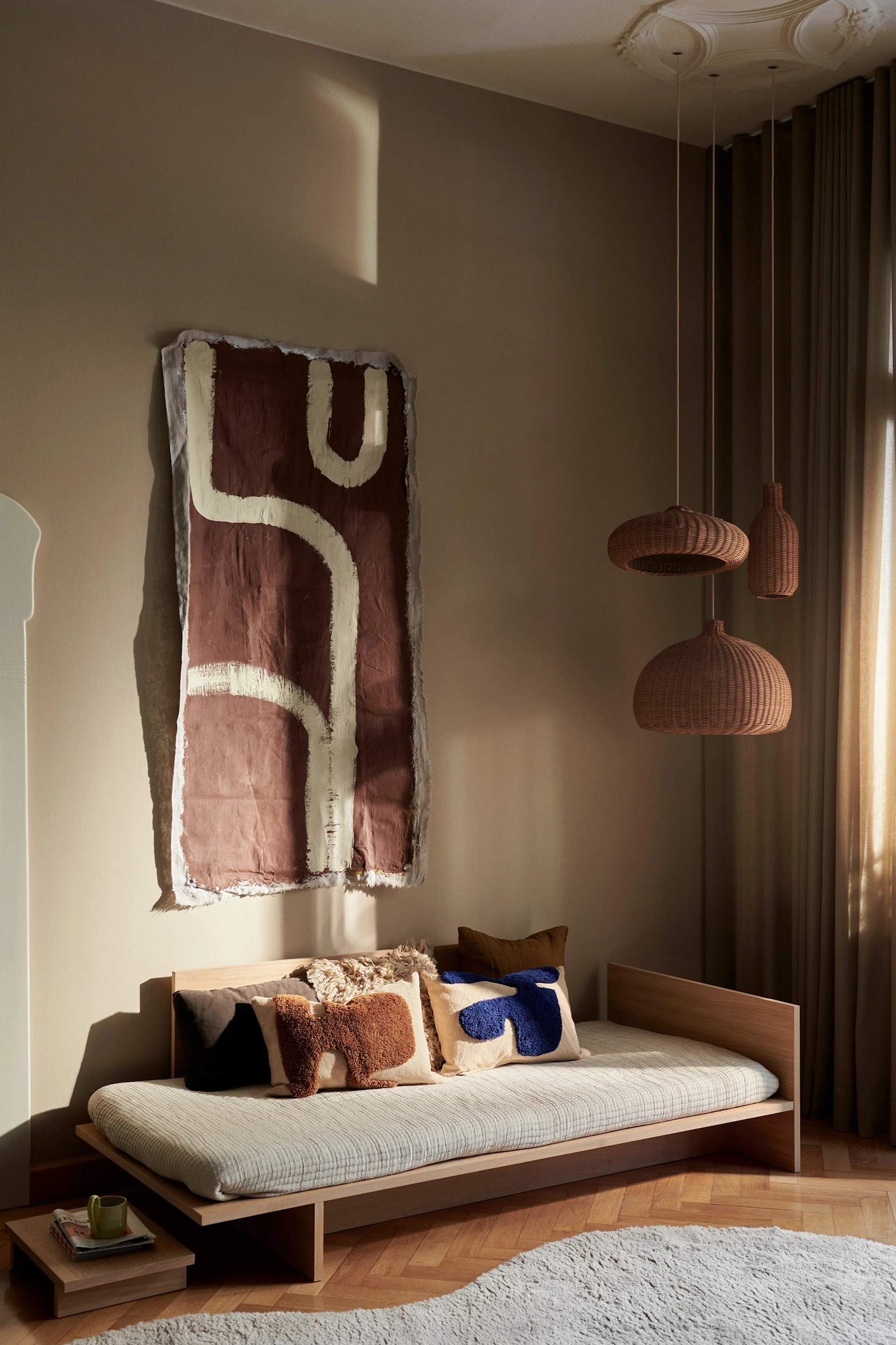 A living room in warm brown tones that creates a cosy atmosphere and reflects the colour trends for 2026.