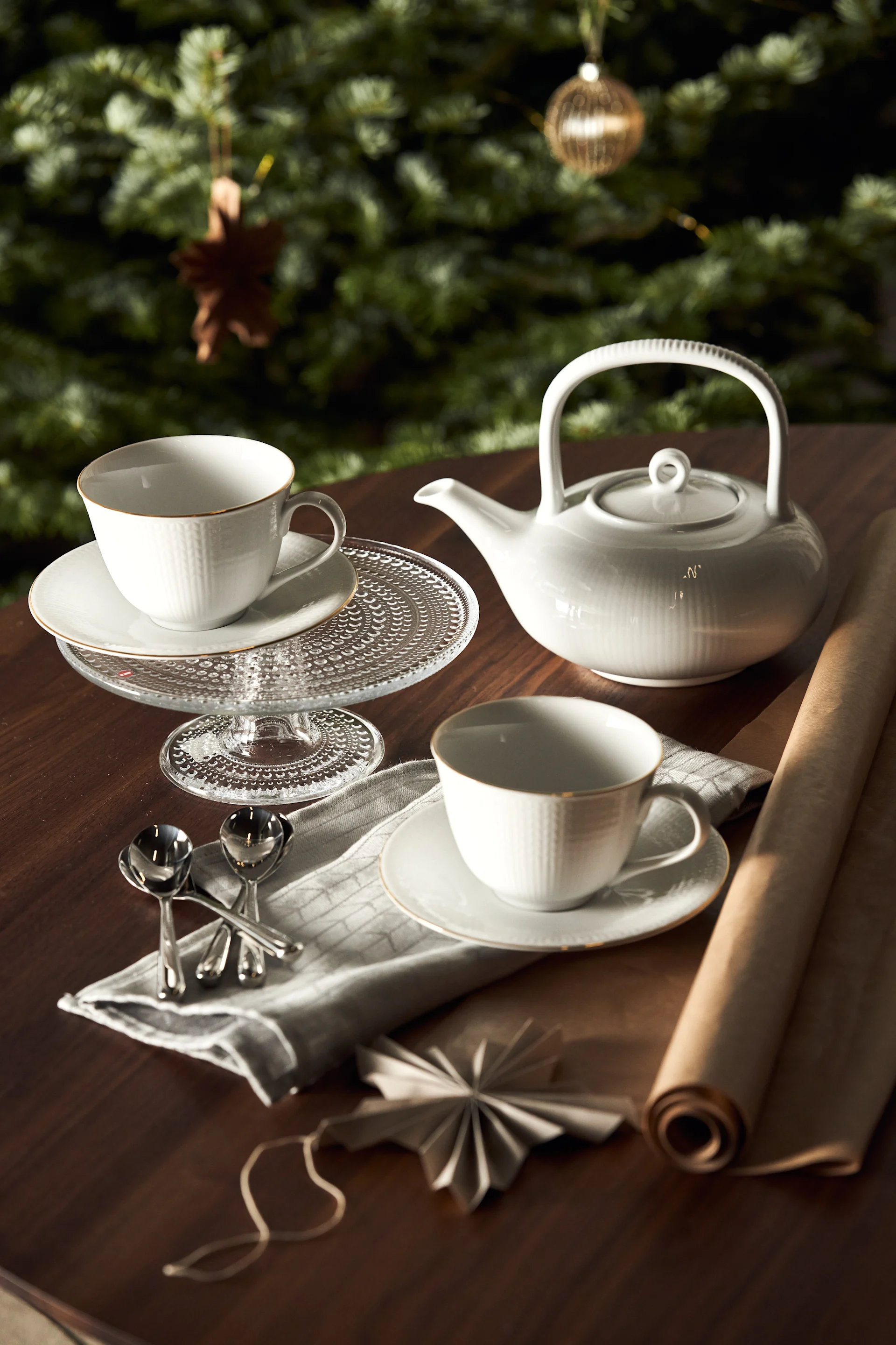 Give a nordic gift this year. Here you see a Christmas gift set for those who love to enjoy a cosy fika. It includes the Rörstrand Swedish Grace teapot and cups and the Kastahelmi cake stand.