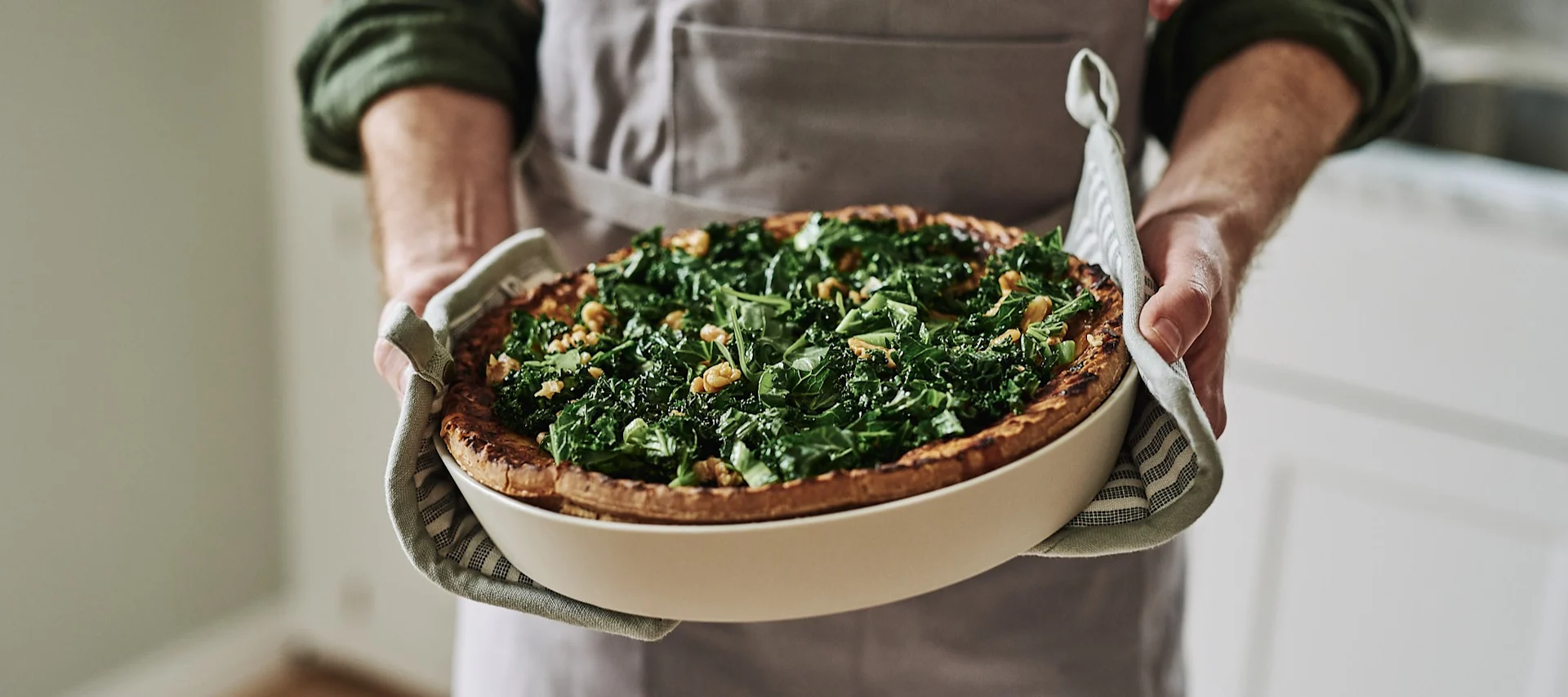 We list 5 Christmas gift ideas for food lovers - here you see a freshly baked pie just out of the oven in an off white pie dish from Ernst.