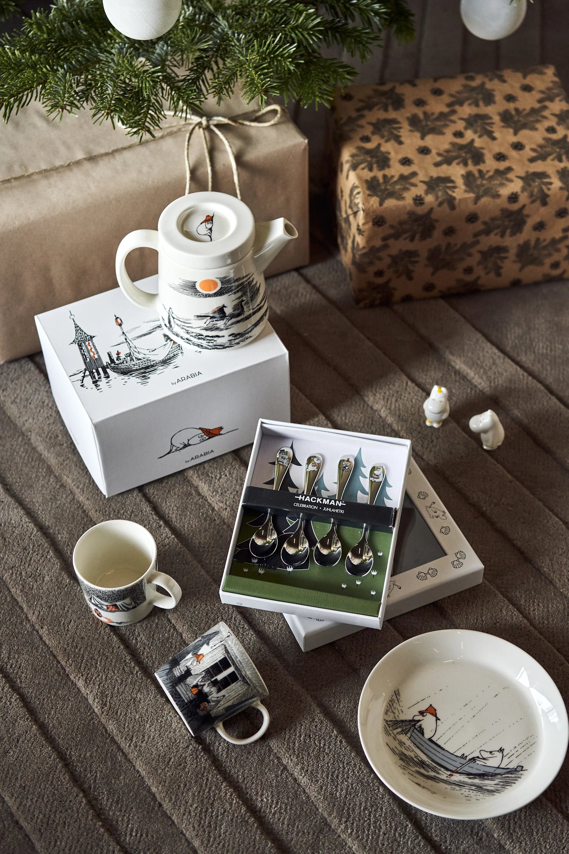 Give a nordic gift this year. Here you see a Christmas gift set made up of a collection of Moomin products from Arabia.