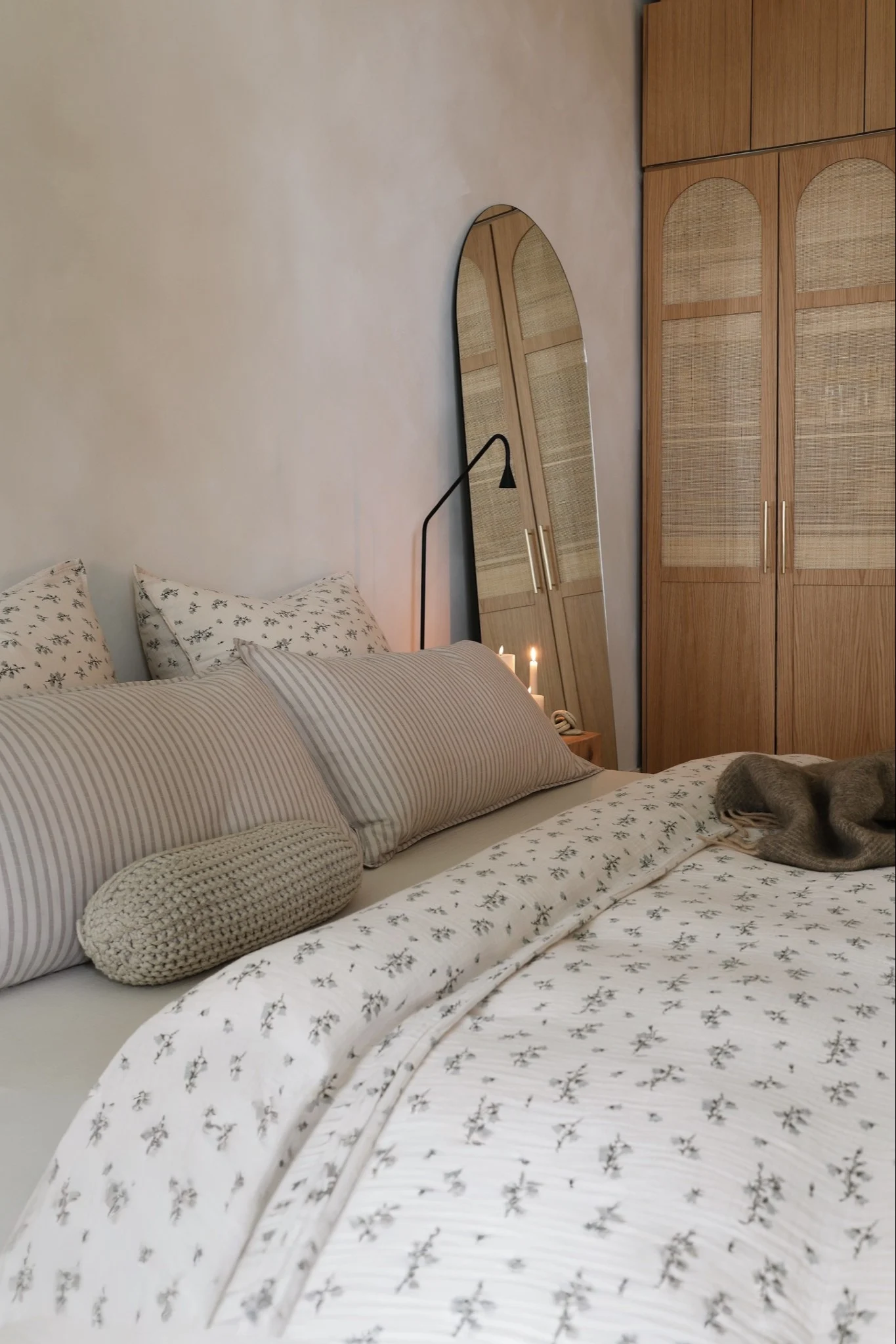 A bed dressed with a floral duvet cover that reflects the interior design trends of 2026.
