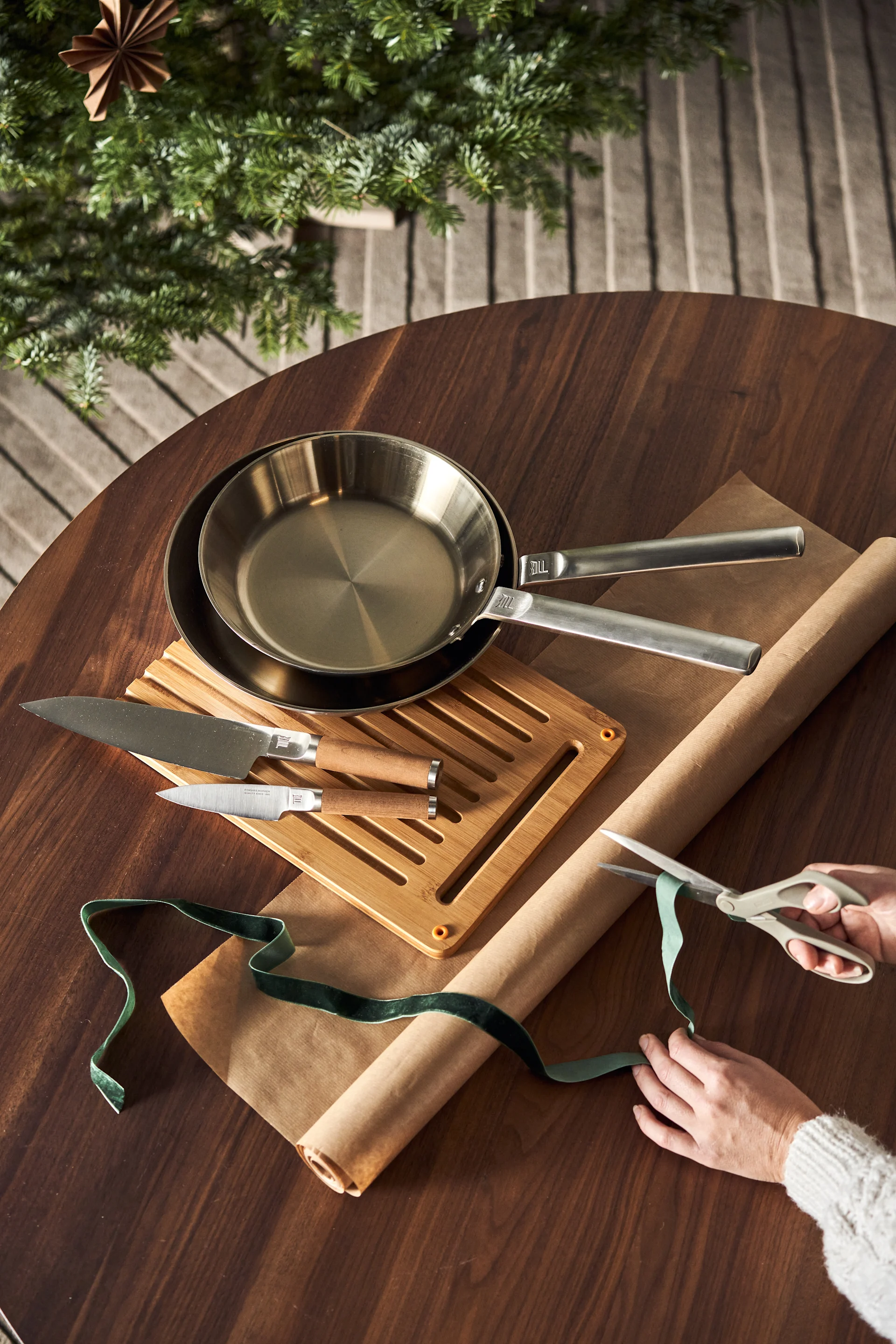 Give a nordic gift this year. Here you see a Christmas gift set for the home chef which includes the Fiskars Norden knife set and the Norden frying pans.