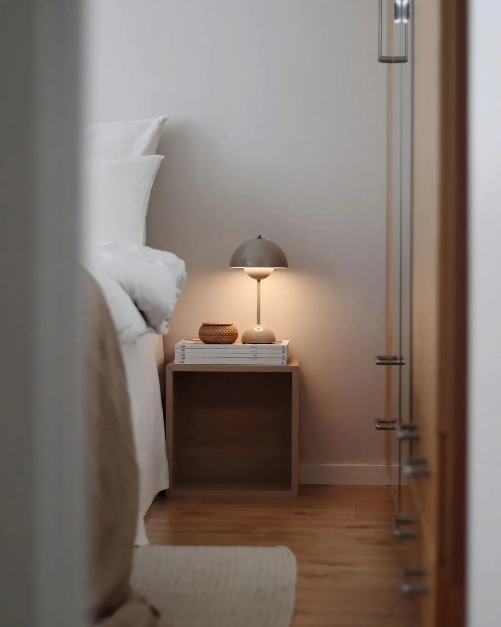 Here you see the modern flowerpot table lamp from &Tradition in greige at the home of Hemmahosfalk.