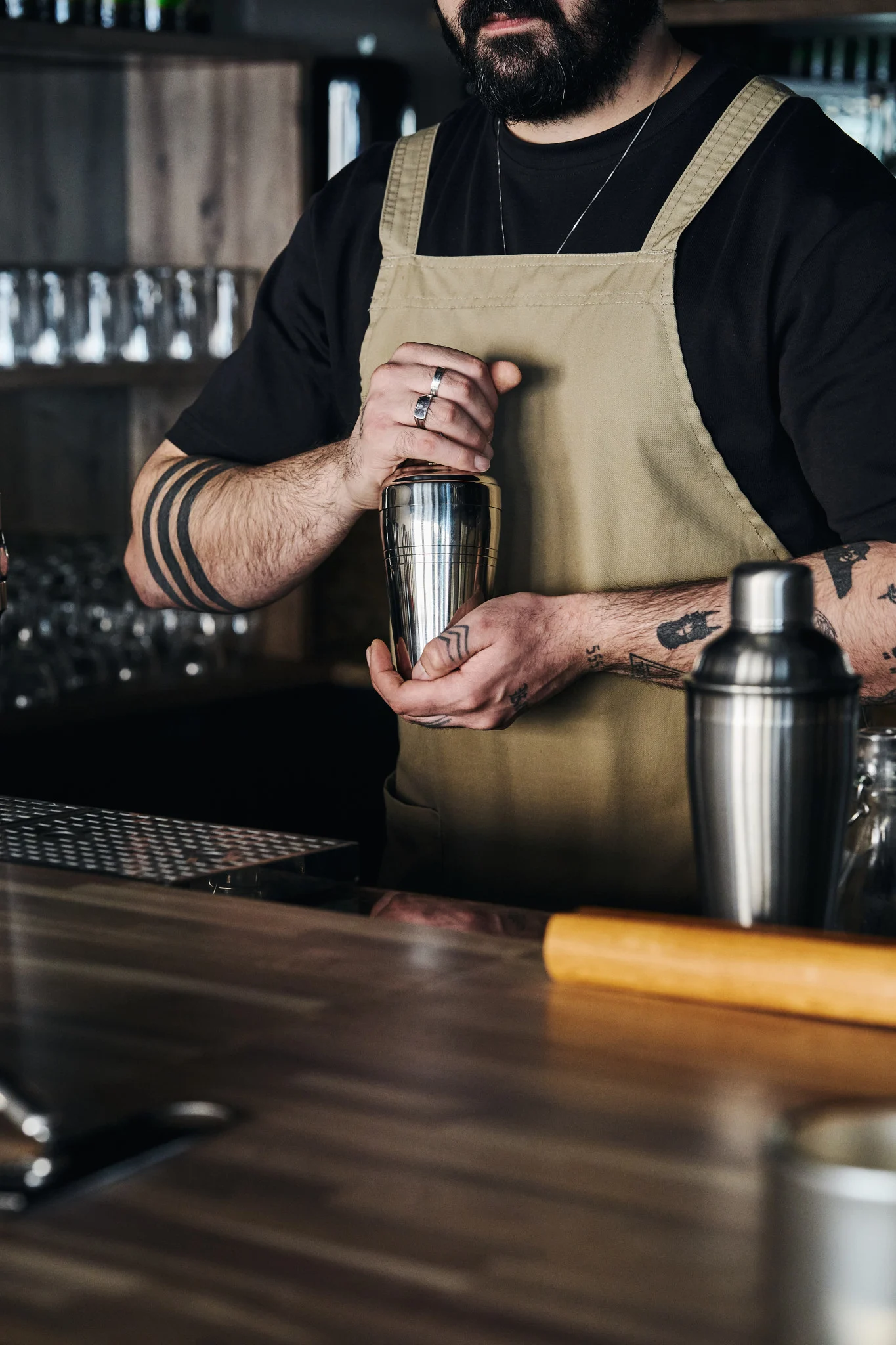 To make great cocktails you need the right type of accessories. Here you see the stainless steel cocktail shaker from Nordwik.