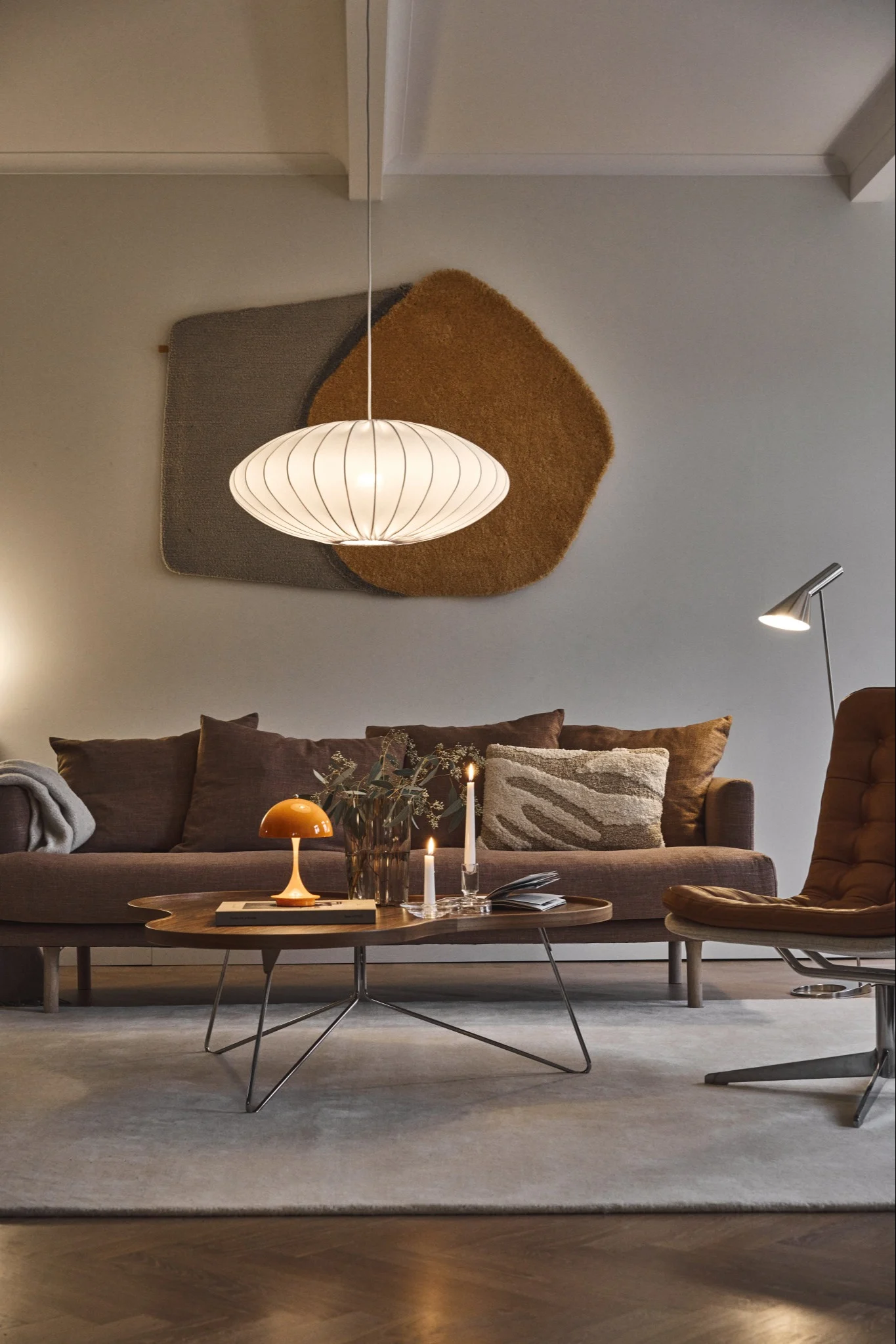 A living room in warm tones, showcasing the interior design trends of 2026.