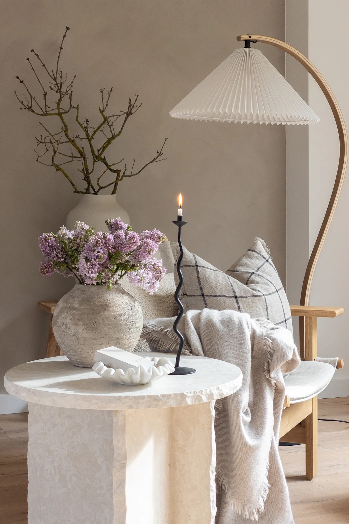 Create a Scandinavian home with natural matierals. Here you see the Gubi Timberline floor lamp and the mineral side table from Ferm Living.