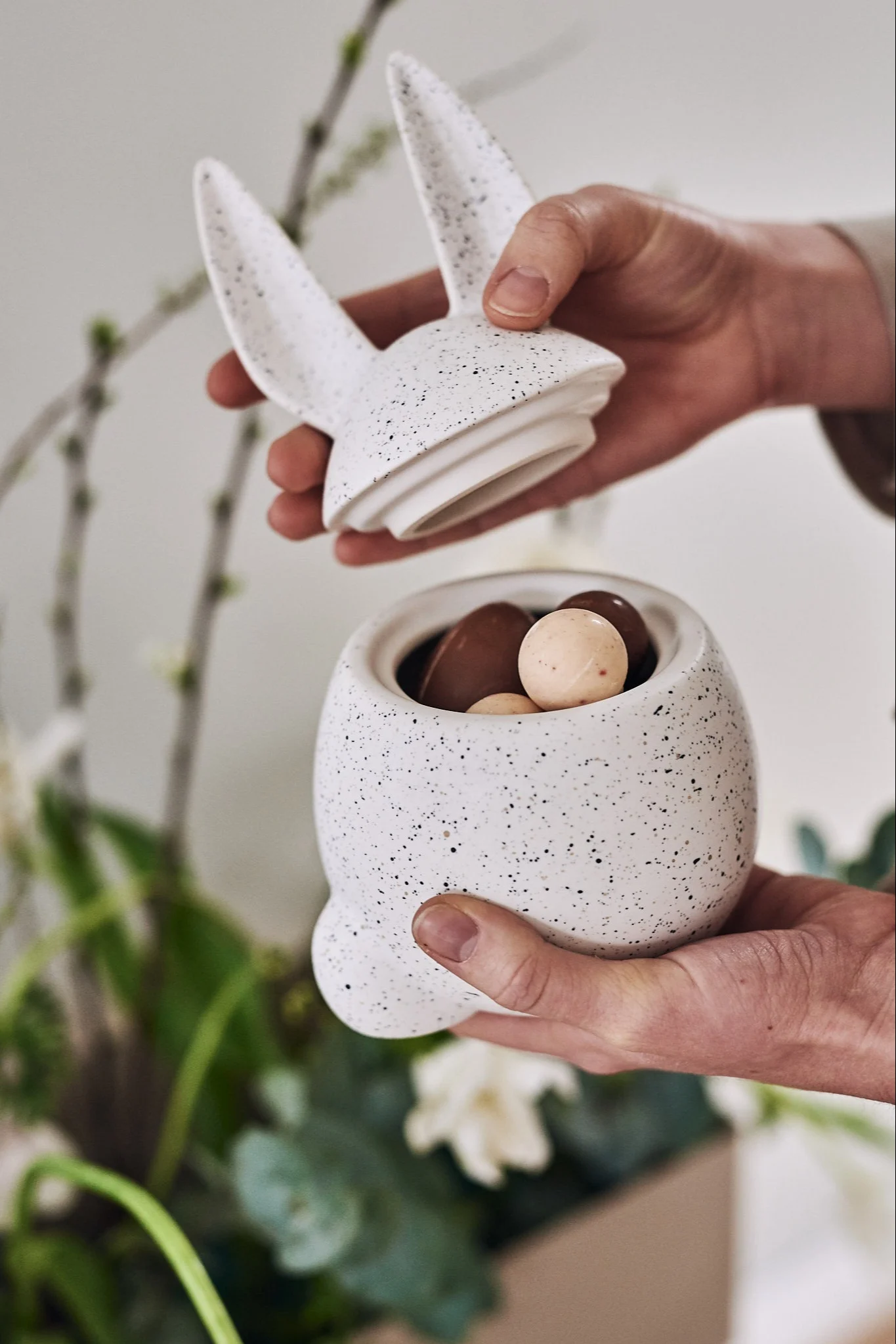 Tips for how to organise an egg hunting with clues this Easter. For children you can use a sign show the way to an egg filled with candy from Cooee Design on the stairs.