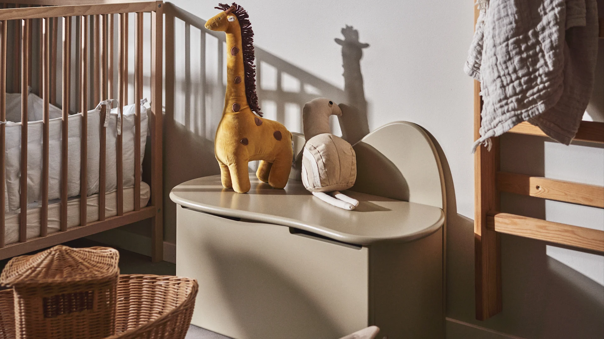 It is a great idea to let your children bring out their personality when decorating their room. Here you see the slope storage box with a giraffe and bird soft toy on top.