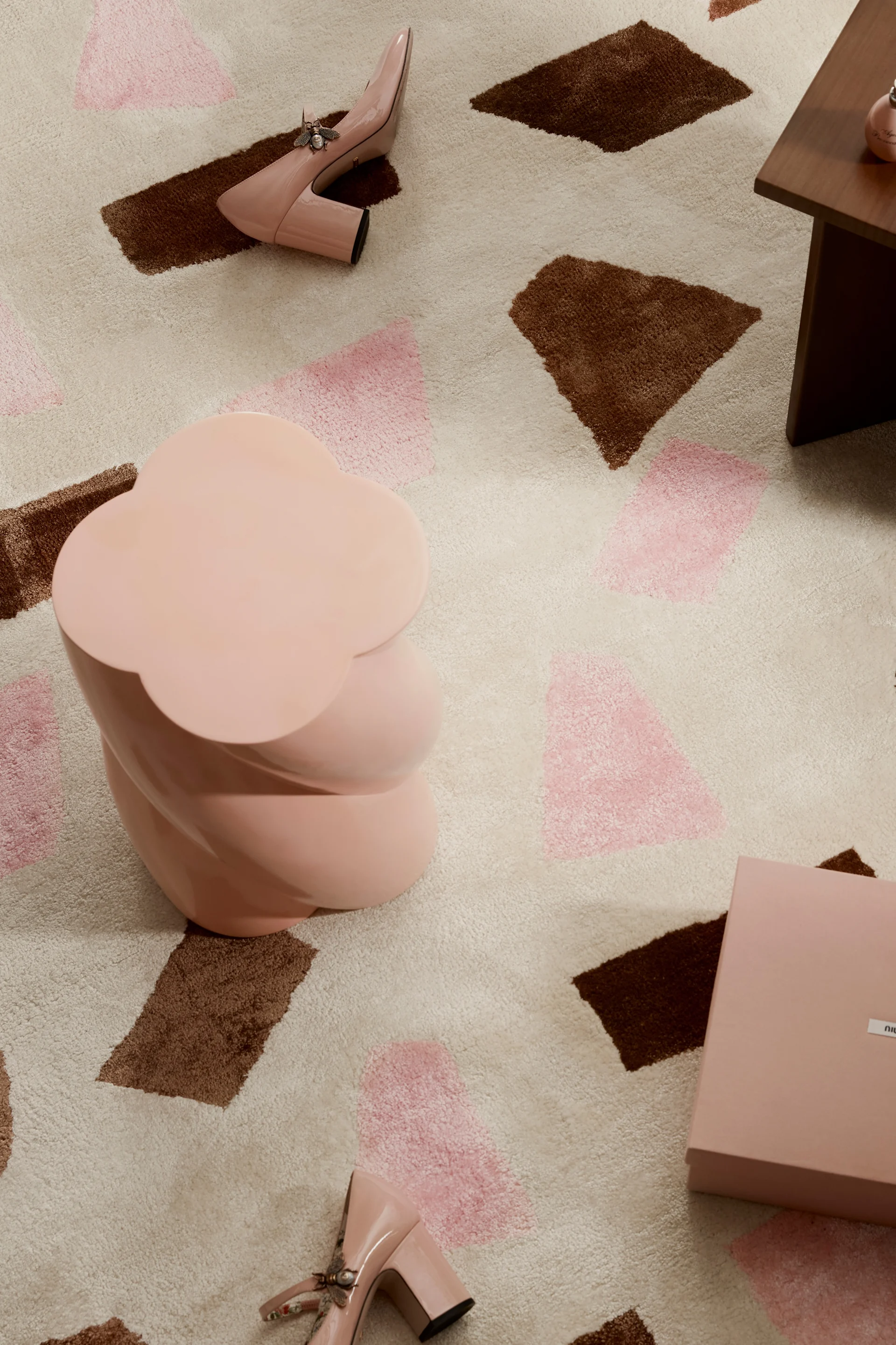 Here you see a wool rug with geometric shapes in shades of pink and red from the Swedish design brand Tinted 