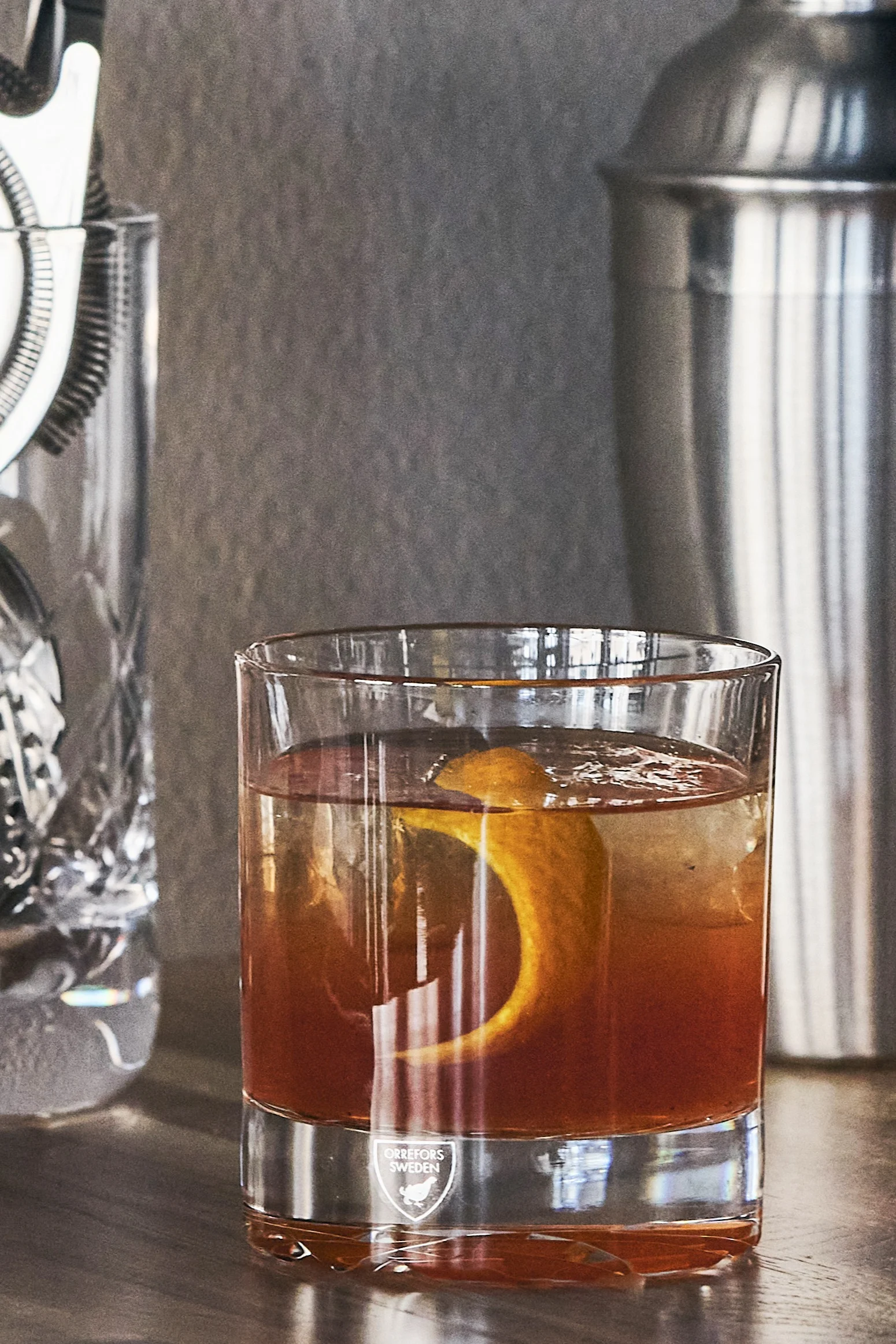 Different types of cocktail glasses for different types of drinks. Here you see the rocks glass from Orrefros with an old fashioned. 
